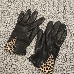 Stylish Black Leather Gloves with Leopard Accent